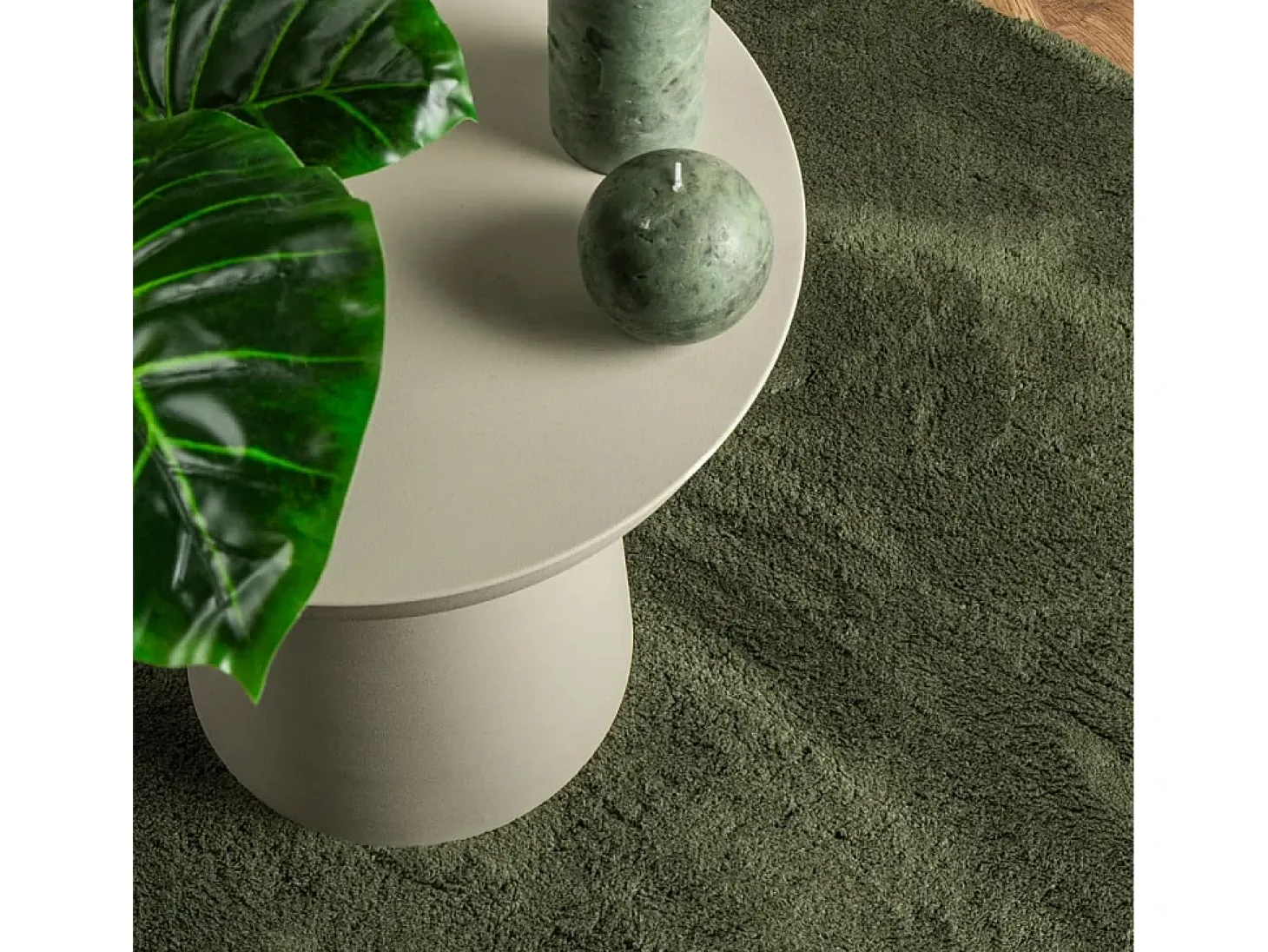 Alfombra HUARTE de pelo corto suave y lavable, verde bosque, Ø 80 cm