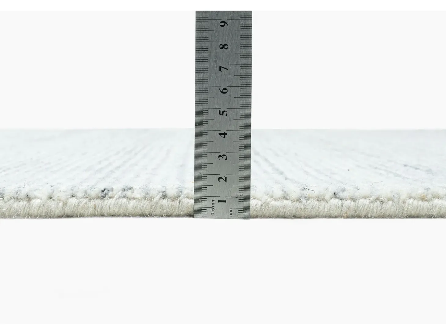 Alfombra Hygge de viscosa y lana 70x140 cm plata Boston