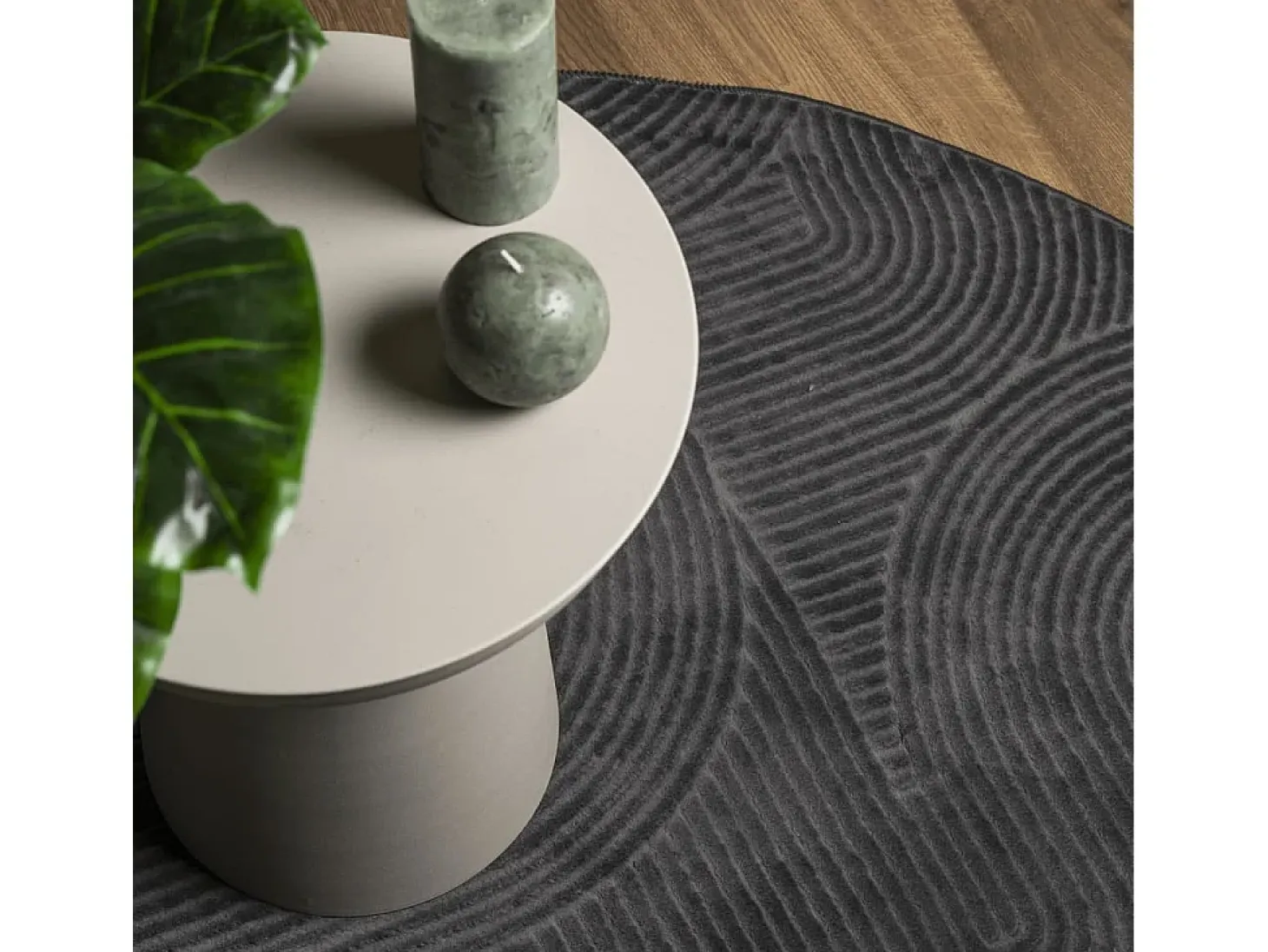 Alfombra IZA de pelo corto de estilo escandinavo en color antracita Ø 80 cm