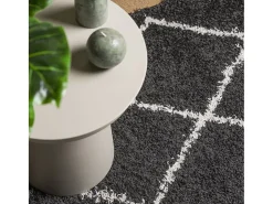 Alfombra moderna de pelo largo en color negro y crema de 140 x 200 cm
