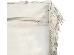Cojín de macramé con flecos