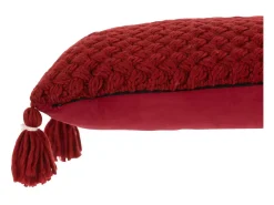 Cojín rectangular de ganchillo con flecos de acrílico rojo, 58 x 39 cm.