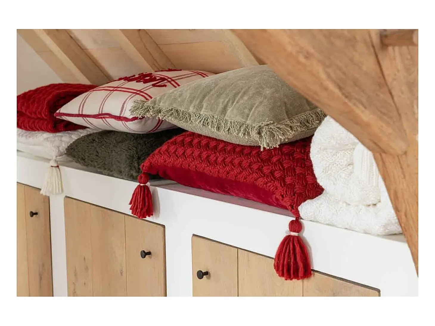Cojín rectangular de ganchillo con flecos de acrílico rojo, 58 x 39 cm.