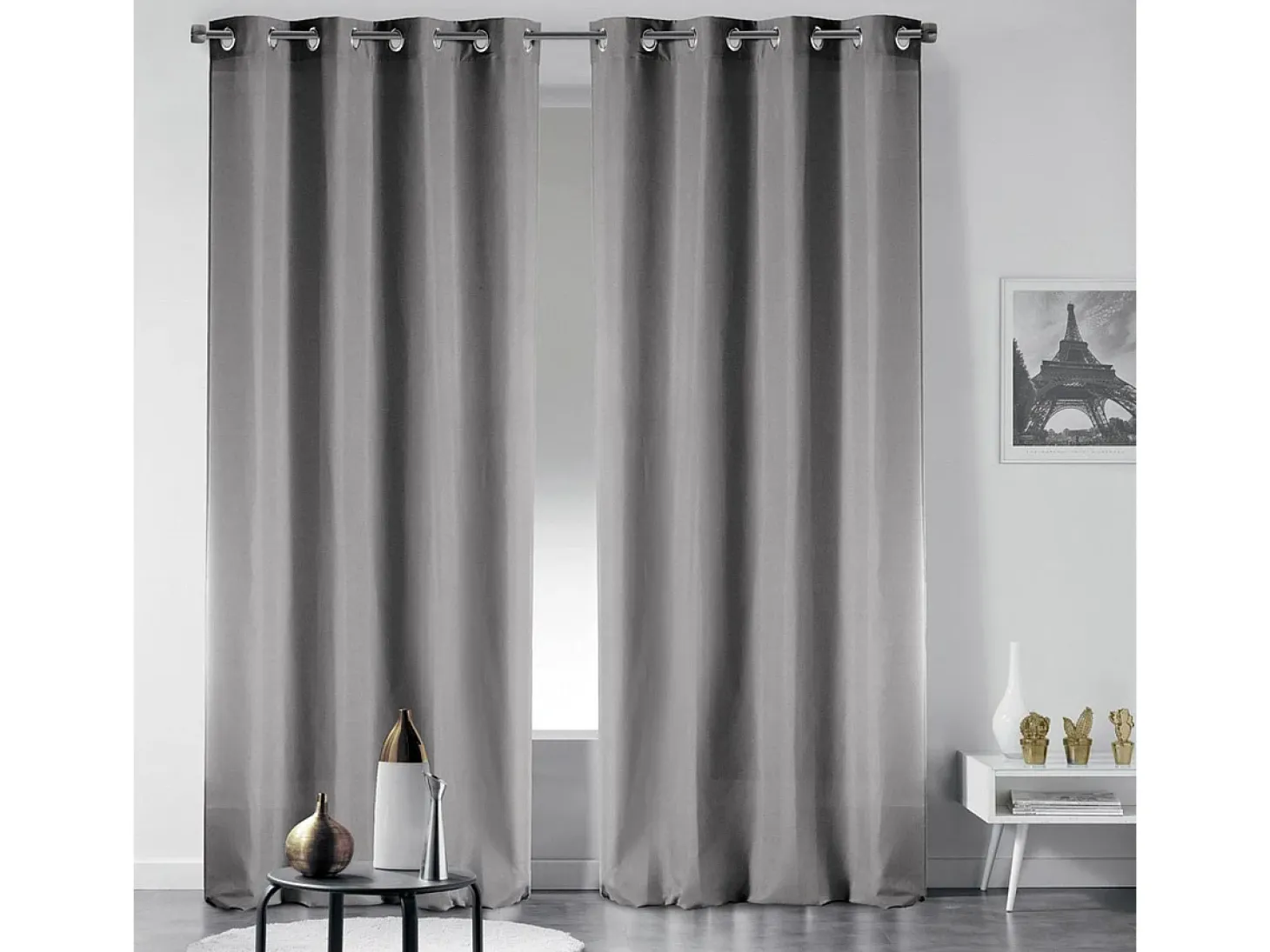 Cortina opaca lisa con ollaos 135 x 240 cm