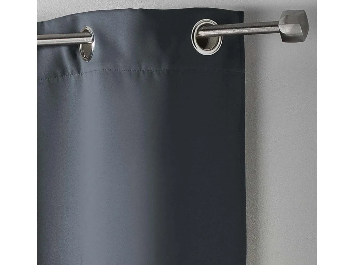 Cortina opaca lisa con ollaos 135 x 240 cm