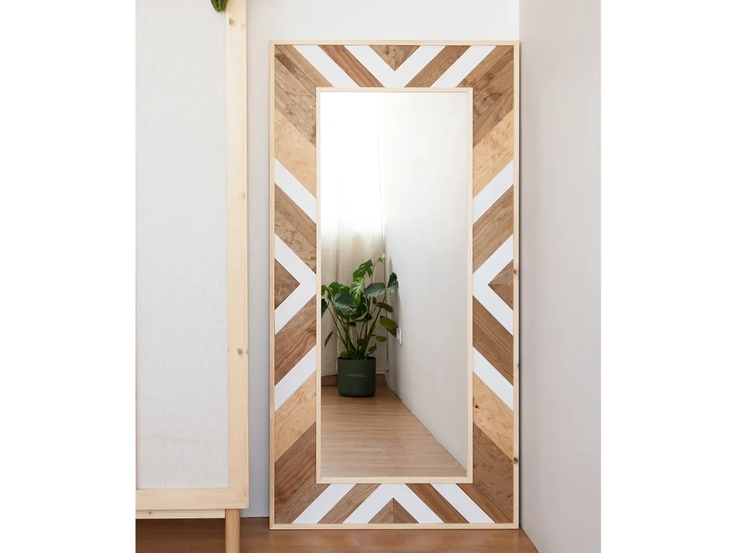 Espejo de madera maciza en tono roble oscuro, natural y blanco de 163x84cm - MOSAIK - DECOWOOD