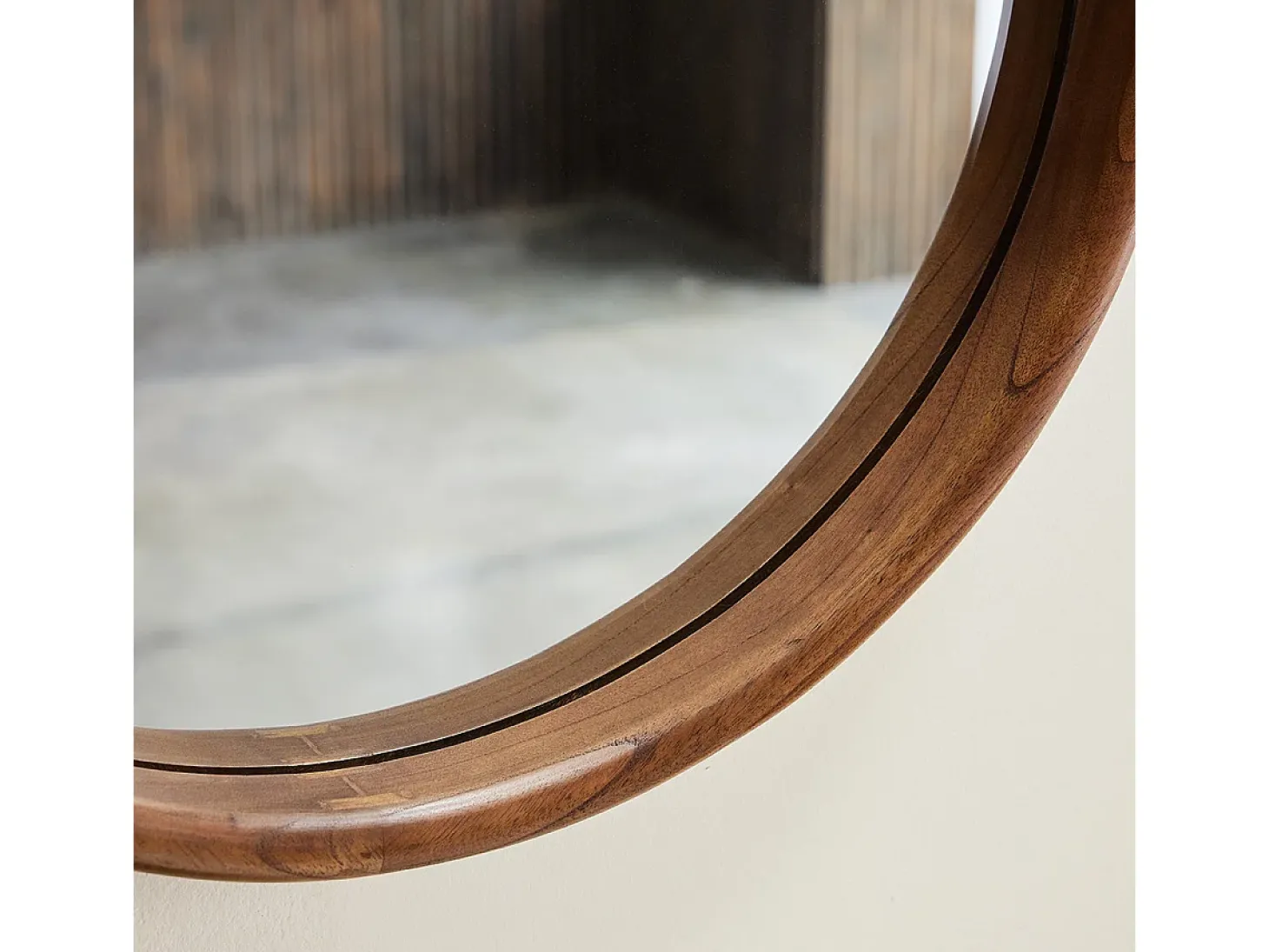 Espejo redondo de madera de mindi maciza con acabado nogal Ø50 cm