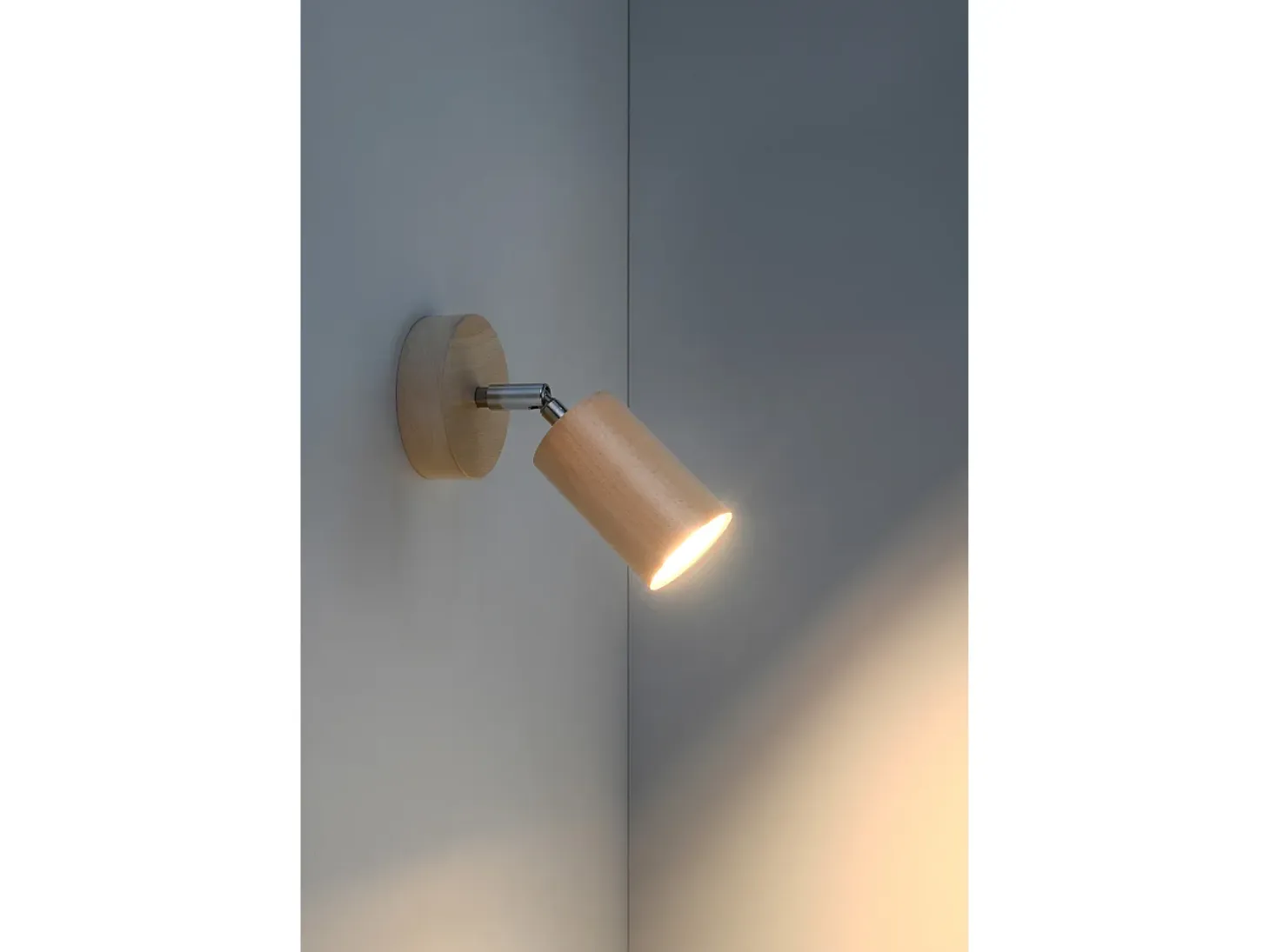 Faretto singolo da parete in legno naturale GU10 Lámpara de pared con un foco de madera natural GU10