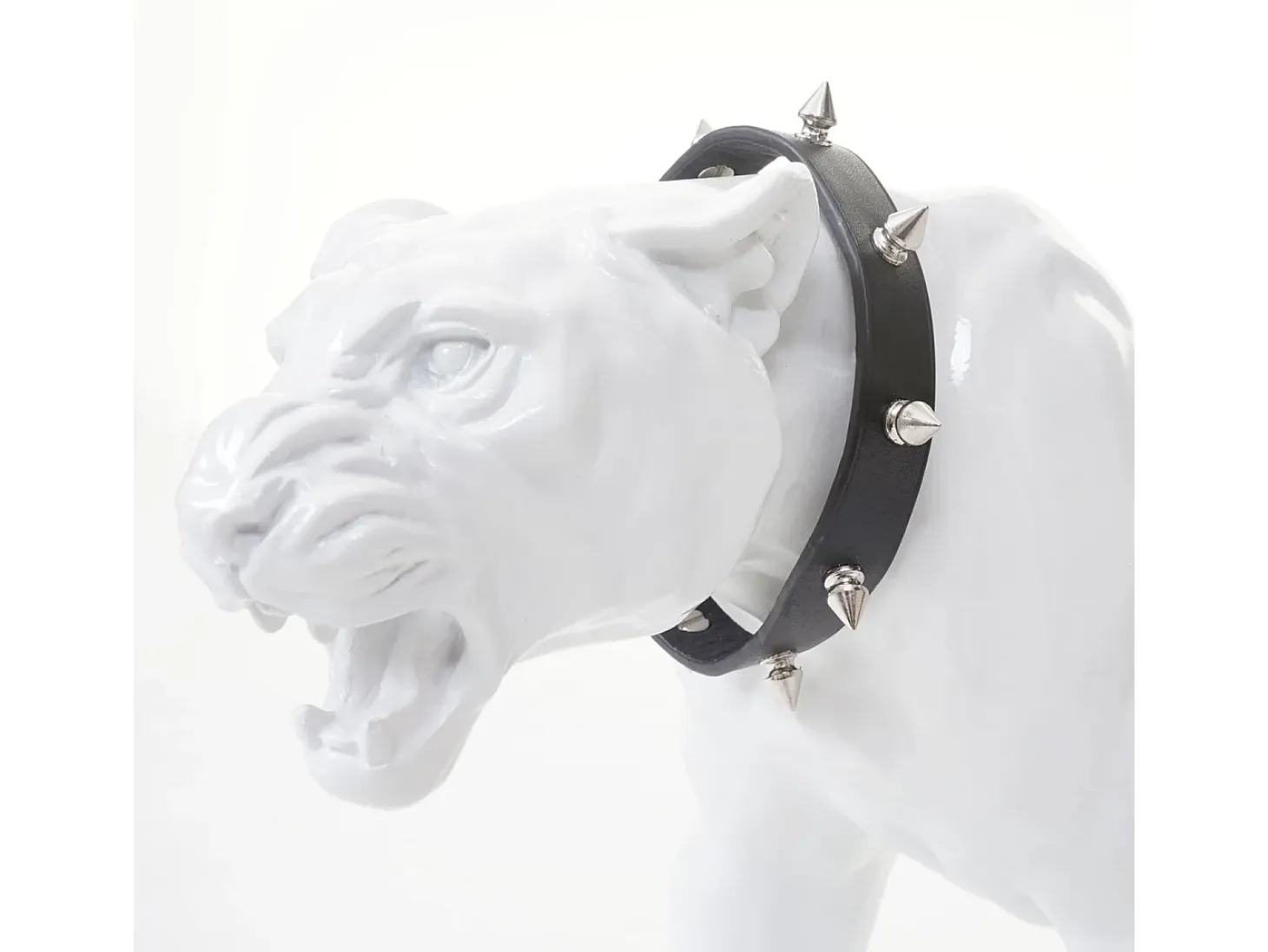 Figurita decorativa pantera con collar, blanco alto brillo con collar