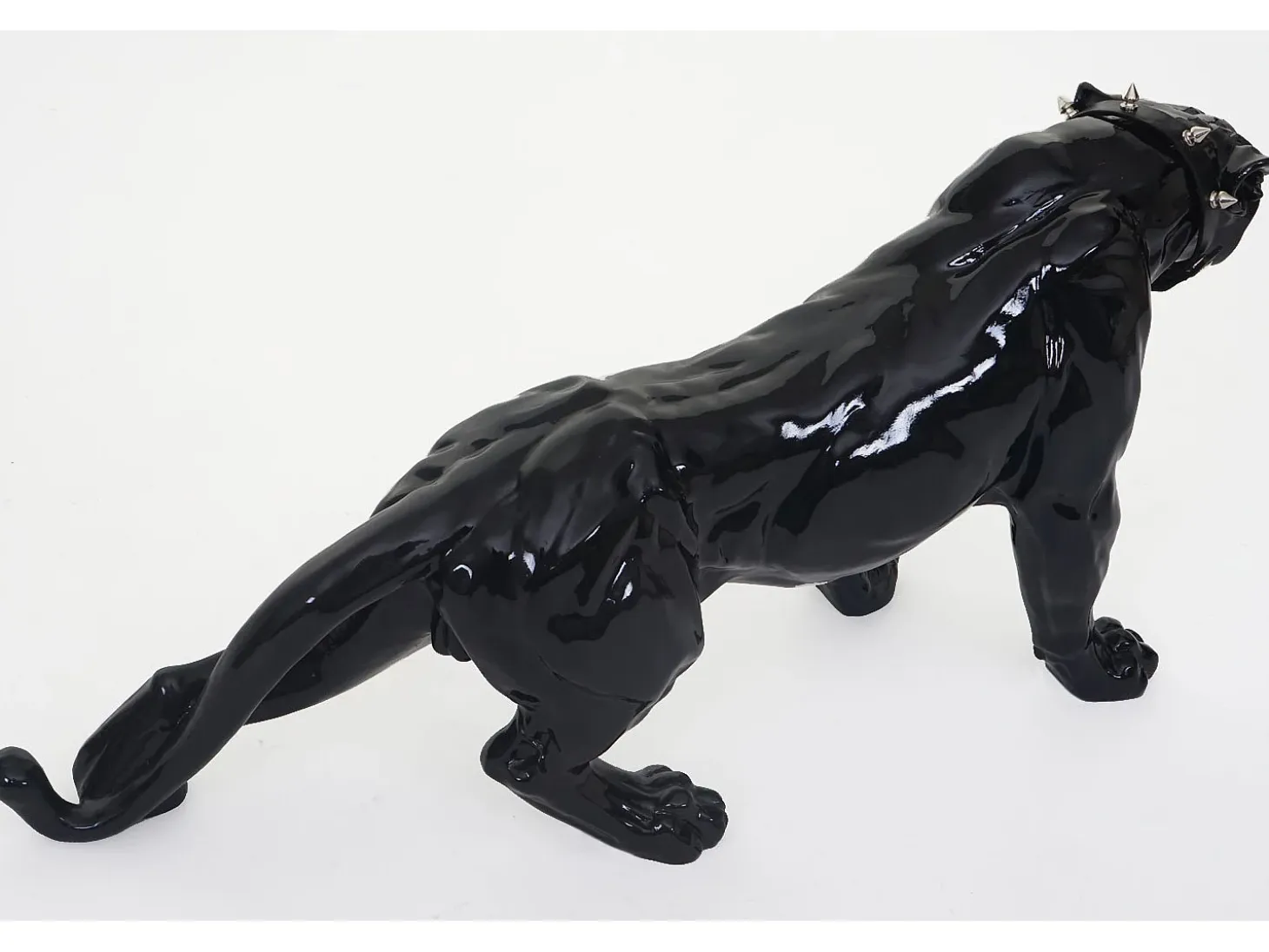 Figurita decorativa pantera con collar, negro alto brillo con collar