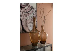 Jarrón de vidrio marrón de 29x29x71 cm.