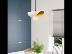 Lámpara colgante blanca y dorada de metal SALOME - Diseño aéreo para un ambiente acogedor y sofisticado