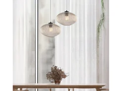 Lámpara colgante Ginger negra con cable orientable y difusor de cristal ámbar con relieve