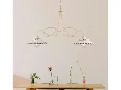 Lámpara de araña Bistrot en hierro lacado marfil y decoraciones. Efecto decapé con difusores cerámicos d. 30 blanco y marrón 2 luces L. 98 X 30