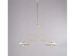 Lámpara de araña Bistrot en hierro lacado marfil y decoraciones. Efecto decapé con difusores cerámicos d. 30 blanco y marrón 2 luces L. 98 X 30