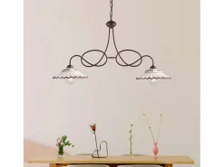 Lámpara de araña Bistrot en hierro lacado en negro y decoraciones. Efecto óxido con difusores cerámicos d. 30 blanco y marrón 2 luces L. 98 X 30