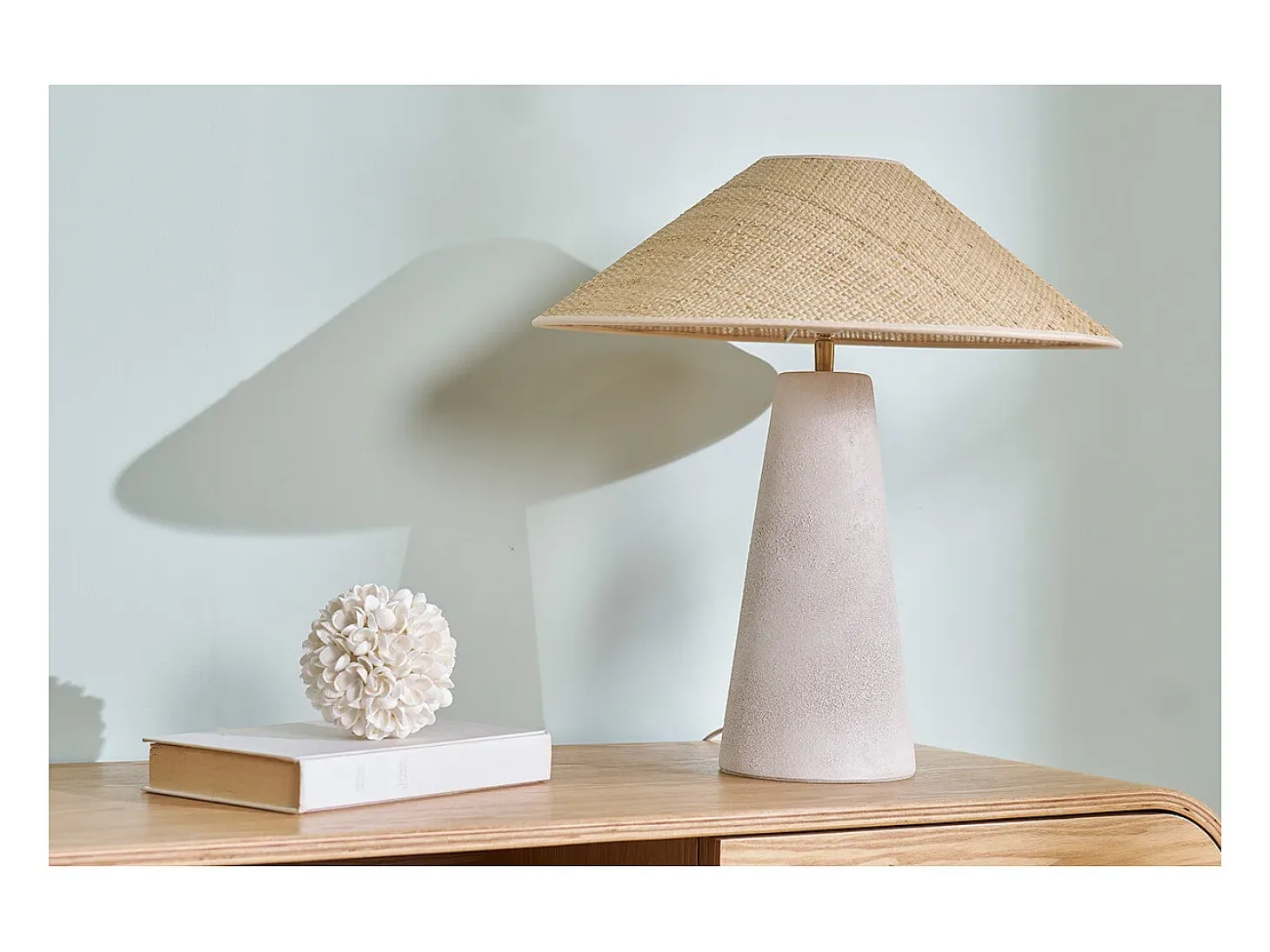 Lámpara de mesa blanca de cerámica con pantalla de mimbre H47 cm JUNI