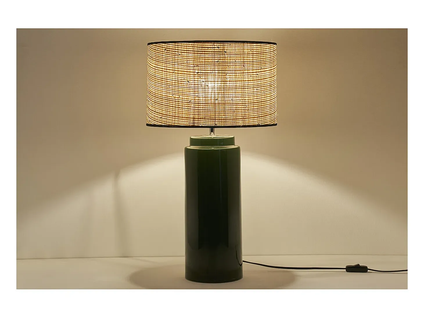 Lámpara de mesa de cerámica esmaltada verde con pantalla de rafia natural 64 cm MAJES