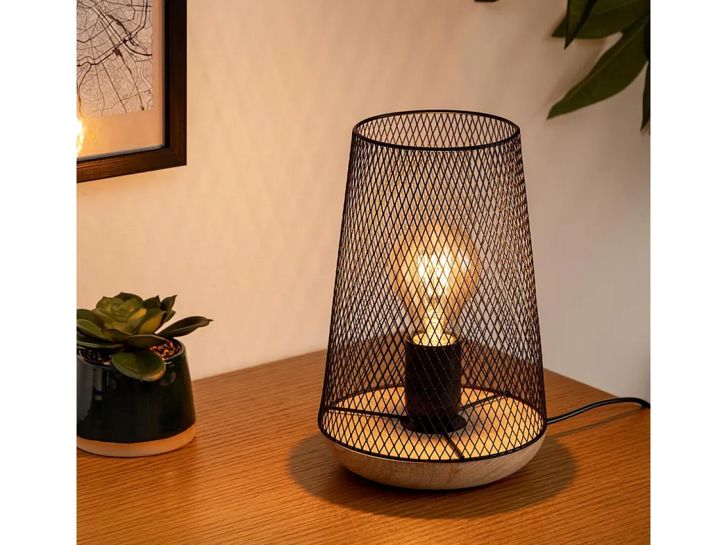 Lámpara de mesa de rejilla y madera