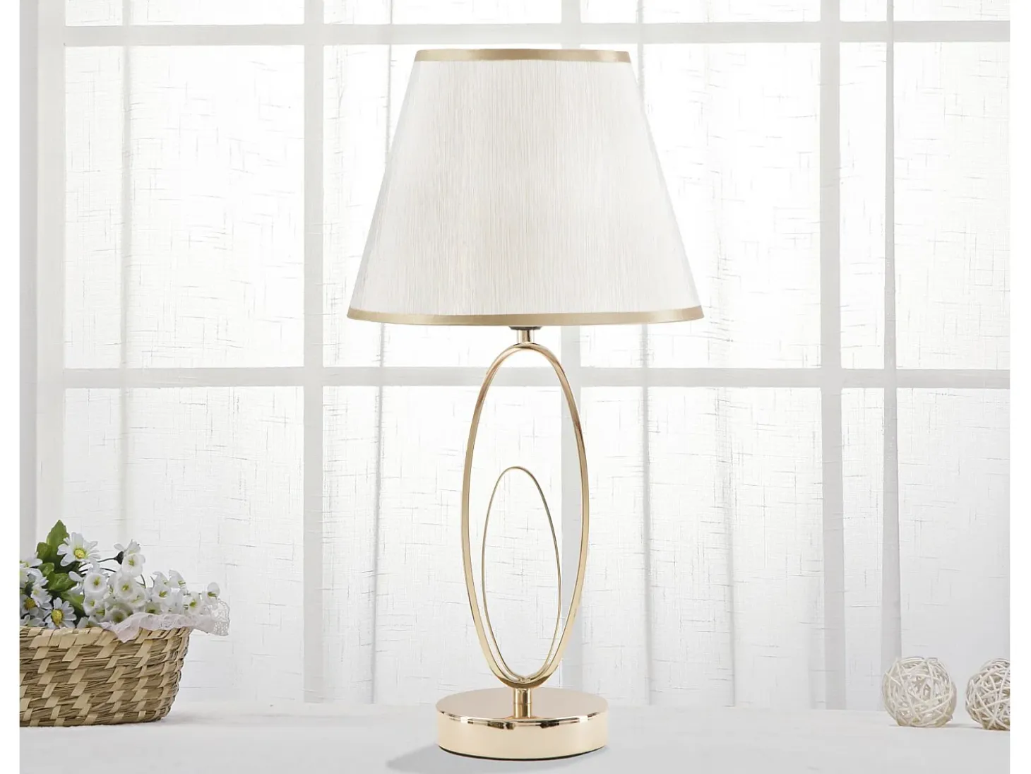 Lámpara de mesa elegante con base dorada y pantalla beige Flush S