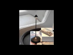 Lámpara de mesa LED inalámbrica recargable y regulable Pina Pro en negro mate, color azafrán