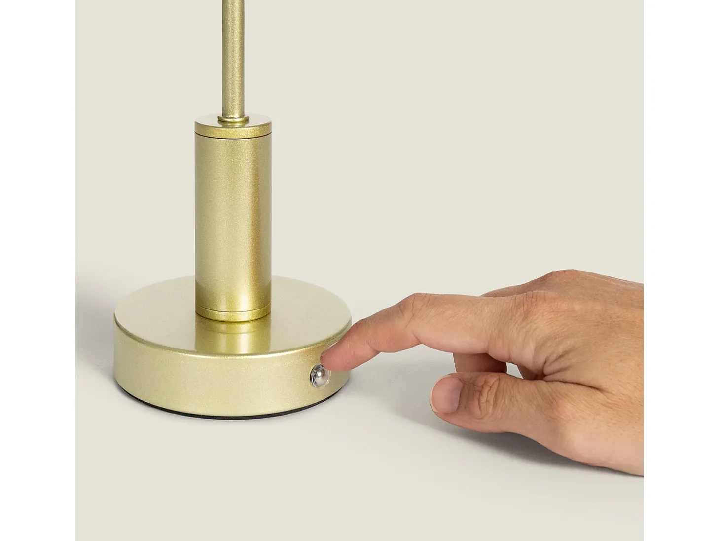 Lámpara de Mesa LED Metal Portátil con Batería USB Recargable Luliu Ludza Dorado