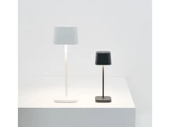 Lámpara de mesa LED OFELIA PRO MICRO de color gris oscuro, recargable y regulable.