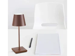 Lámpara de mesa LED Poldina Pro Mini Corten recargable y regulable con batería de hasta 12 horas