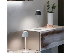 Lámpara de mesa LED Poldina Pro White recargable y regulable con duración de batería de hasta 12 horas. Para uso exterior IP65