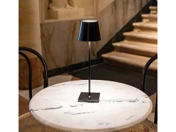 Lámpara de mesa LED Poldina Pro Black recargable y regulable con duración de batería de hasta 12 horas. IP65 para exteriores.