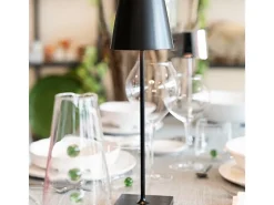 Lámpara de mesa LED Poldina Pro Black recargable y regulable con duración de batería de hasta 12 horas. IP65 para exteriores.