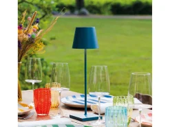Lámpara de mesa LED recargable y regulable Poldina Pro Blu Avio con duración de batería de hasta 12 horas. Para uso exterior IP65