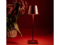 Lámpara de mesa LED recargable y regulable Poldina Pro Bordeaux con duración de batería de hasta 12 horas. Para uso exterior IP65