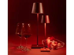 Lámpara de mesa LED recargable y regulable Poldina Pro Bordeaux con duración de batería de hasta 12 horas. Para uso exterior IP65