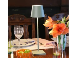 Lámpara de mesa LED recargable y regulable Poldina Pro Sage Green con duración de batería de hasta 12 horas. Para uso exterior IP65