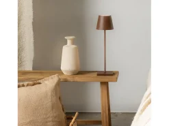 Lámpara de mesa LED recargable y regulable Poldina Pro Corten con duración de batería de hasta 12 horas. Para uso exterior IP65