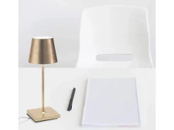Lámpara de mesa LED recargable y regulable Zafferano Poldina Pro Mini Gold Leaf con duración de batería de hasta 12 horas