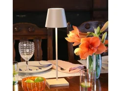 Lámpara de mesa LED recargable y regulable Poldina Pro Sand con duración de batería de hasta 12 horas.