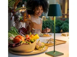 Lámpara de mesa LED Zafferano Poldina Pro Verde Oscuro, recargable y regulable, con duración de batería de hasta 12 horas.