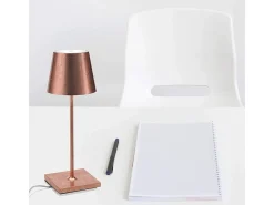 Lámpara de mesa LED Zafferano Poldina Pro Mini Copper Leaf, recargable y regulable con duración de batería de hasta 12 horas.