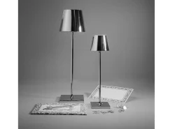 Lámpara de mesa LED Zafferano Poldina Pro en cromo pulido, recargable y regulable con duración de batería de hasta 12 horas