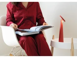 Lámpara de mesa recargable Zafferano Angelina: inalámbrica, cabezal ajustable, control táctil, diseño interior moderno, color rojo