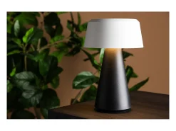 Lámpara de mesa Statford para exterior color negro.