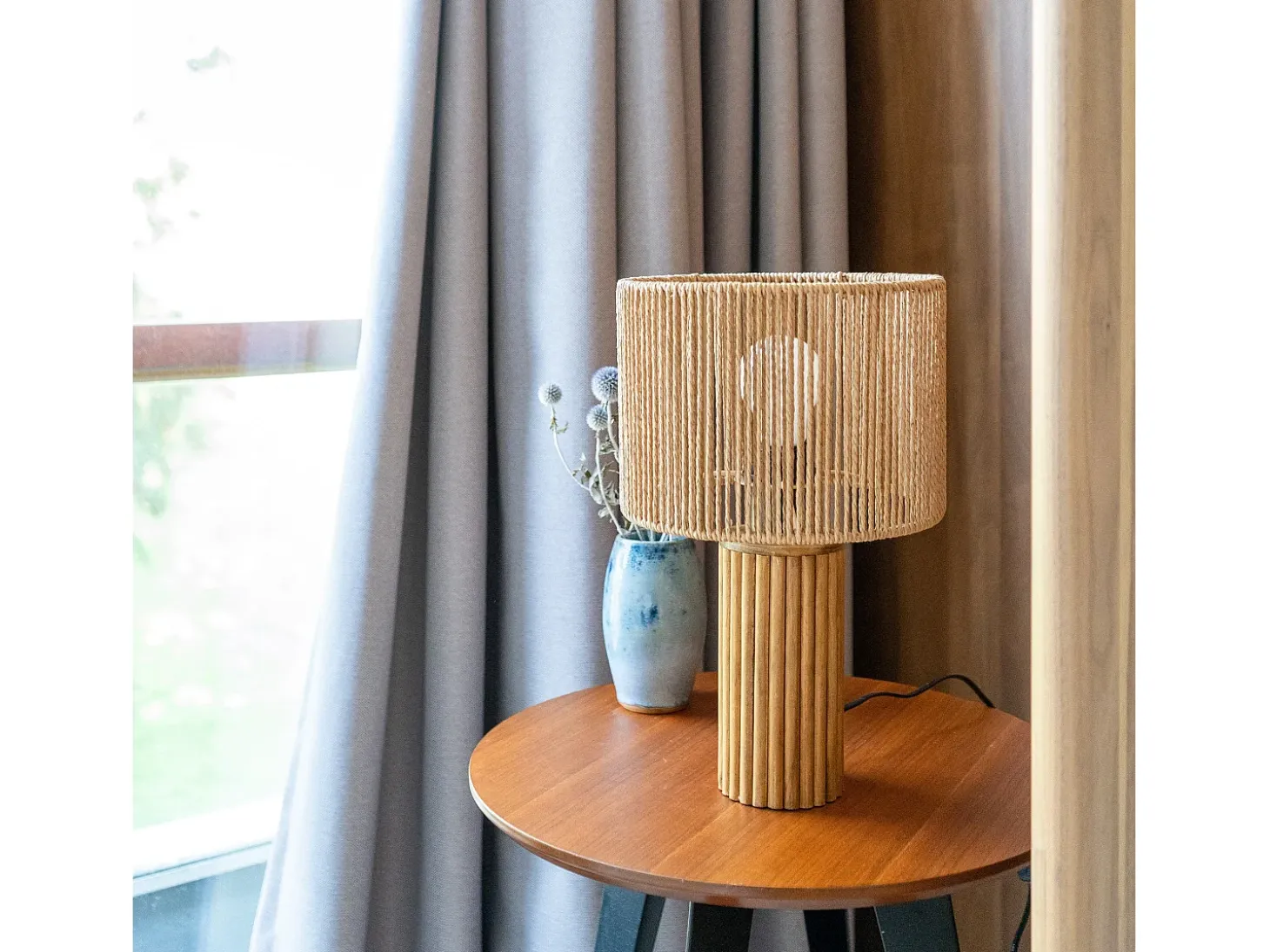 Lámpara de papel de cuerda con base de tronco de madera - Mira