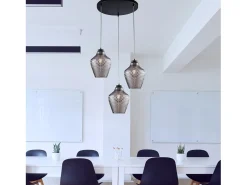Maya Suspensión en hierro lacado negro con cables eléctricos orientables y difusores en cristal soplado gris espejo con decoración gofrada 3 luces