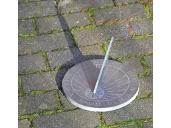 Reloj de sol en esquisto