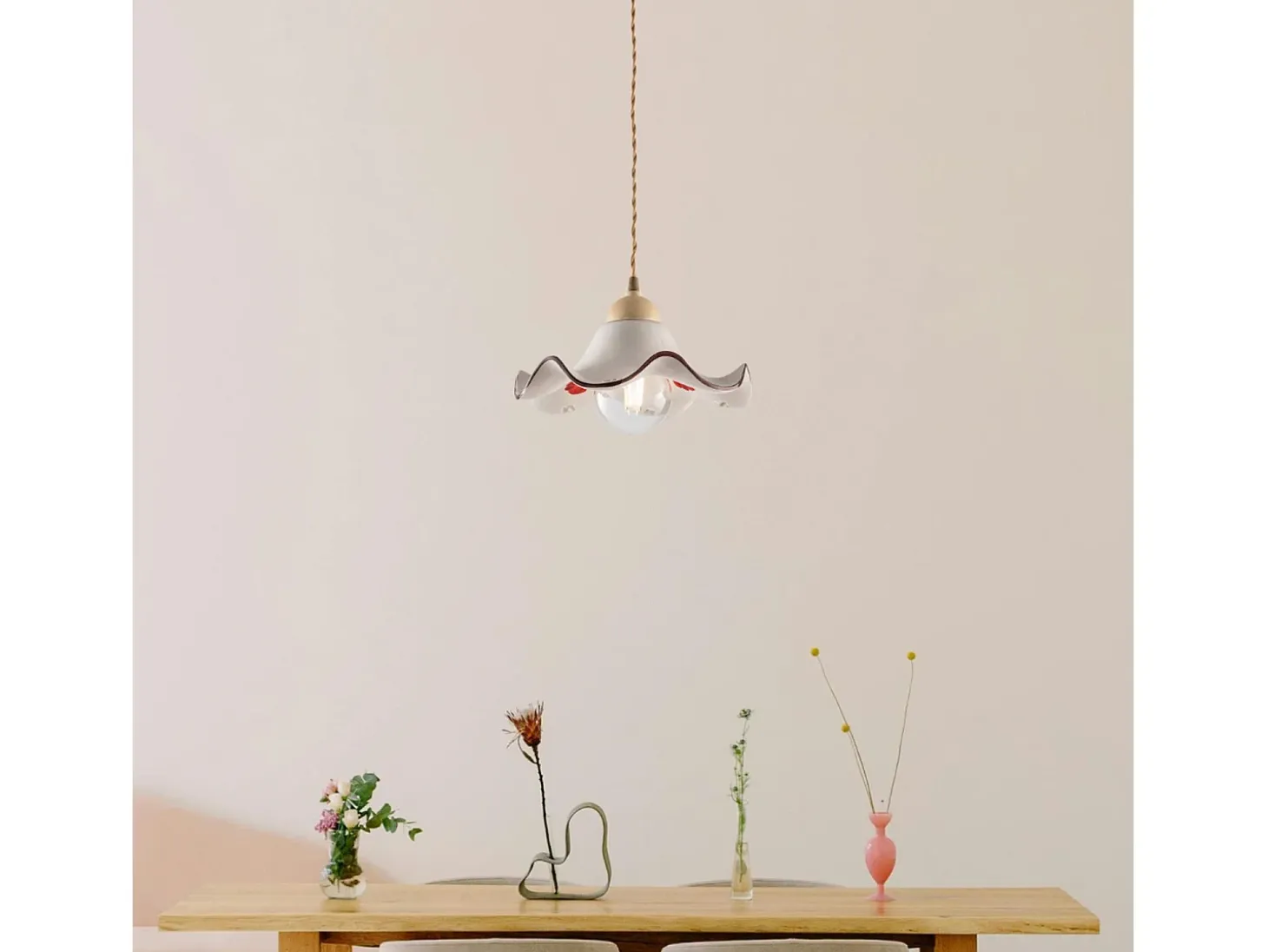 Sospensione 1 Luce Anemone In Ferro Laccato Avorio E Ceramica Decorata