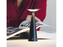 Zafferano Damina - Lámpara de mesa LED recargable, regulador táctil, 8 h de duración de la batería, IP65 - Inalámbrica, acabado en aluminio negro