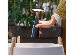 Zafferano Damina - Lámpara de mesa LED recargable, regulador táctil, 8 h de duración de la batería, IP65 - Inalámbrica, acabado en aluminio negro